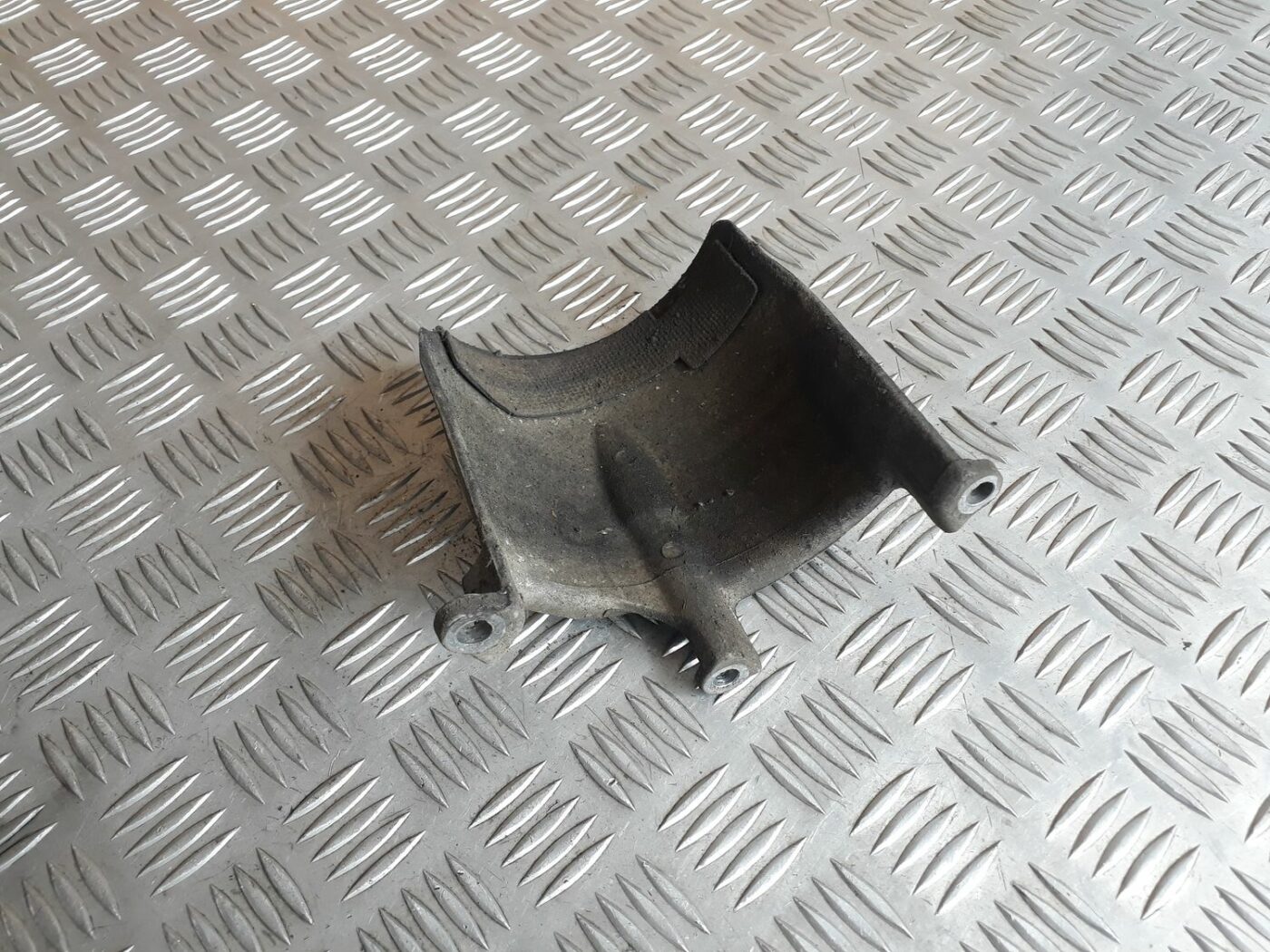 Pusass aizsargs priekš AUDI A4 2000 AVANT 2 Pusass aizsargs priekš AUDI A4 2000 AVANT