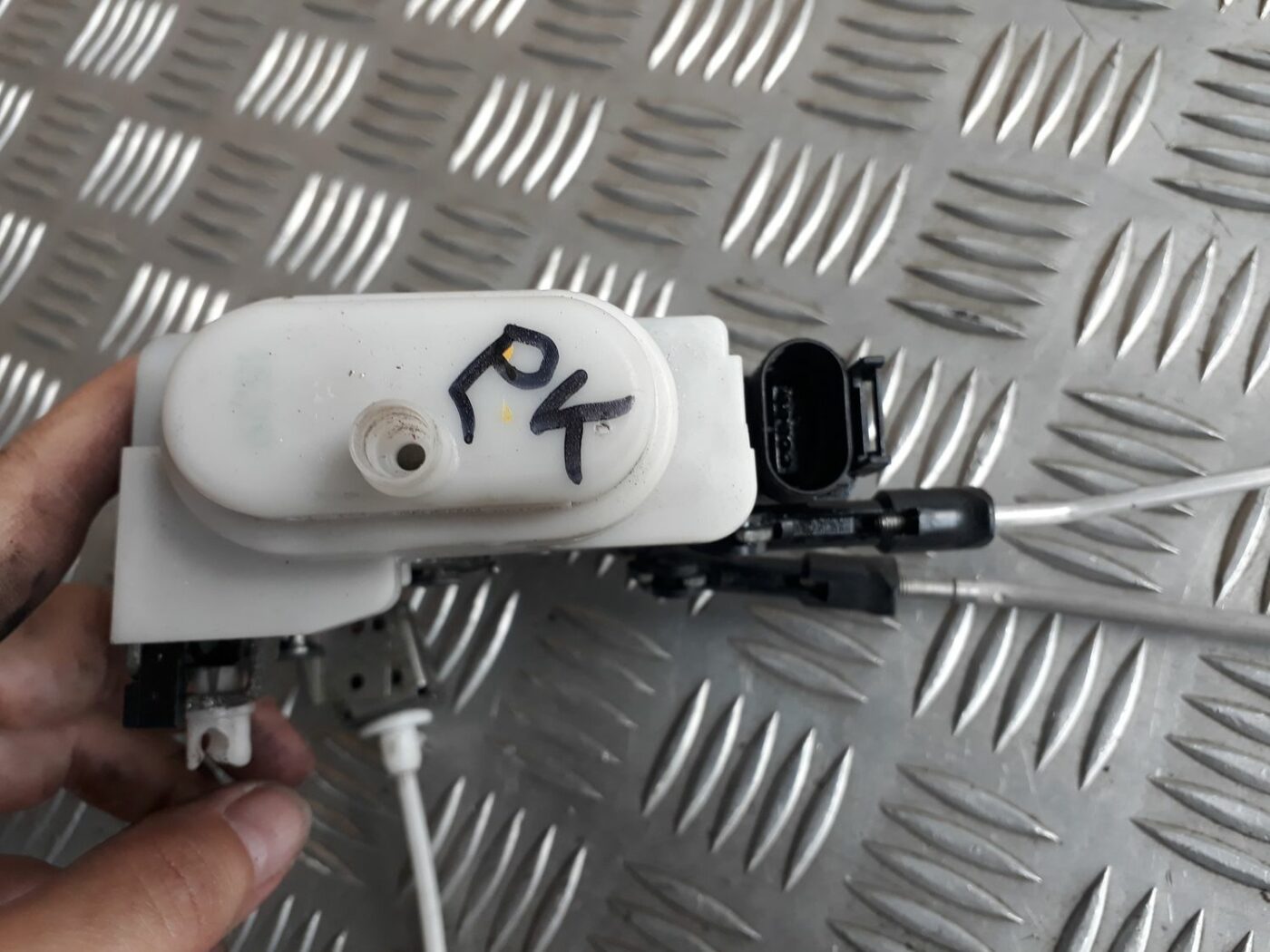 Priekšējo kreiso durvju slēdzene priekš AUDI A4 2000 AVANT 2 Priekšējo kreiso durvju slēdzene priekš AUDI A4 2000 AVANT