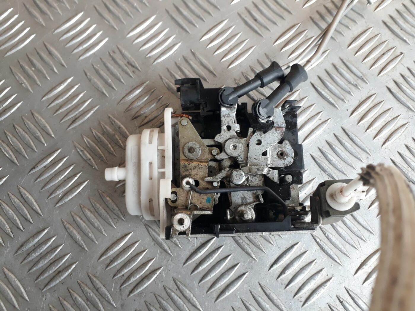 Priekšējo kreiso durvju slēdzene priekš AUDI A4 2000 AVANT 4 Priekšējo kreiso durvju slēdzene priekš AUDI A4 2000 AVANT