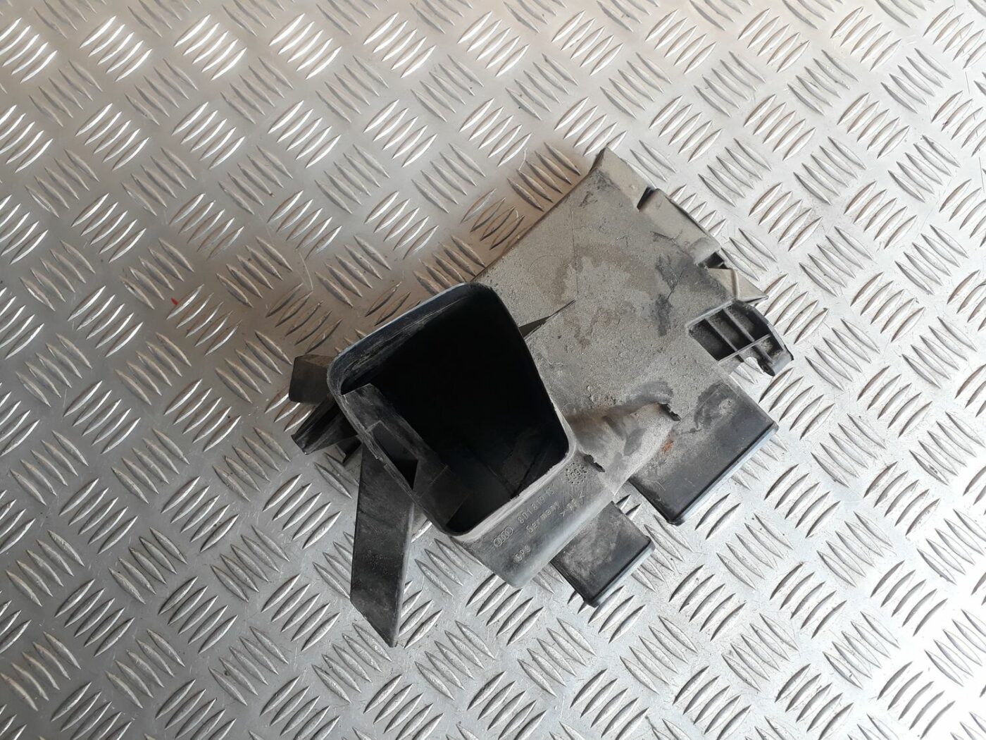 Salona gaisa vads priekš AUDI A4 2000 AVANT 2 Salona gaisa vads priekš AUDI A4 2000 AVANT