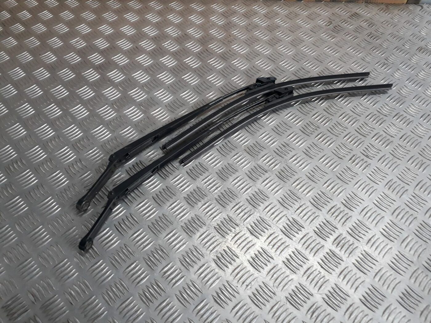 Vējstikla slotu turētāju komplekts priekš AUDI A4 2000 AVANT 1 Vējstikla slotu turētāju komplekts priekš AUDI A4 2000 AVANT