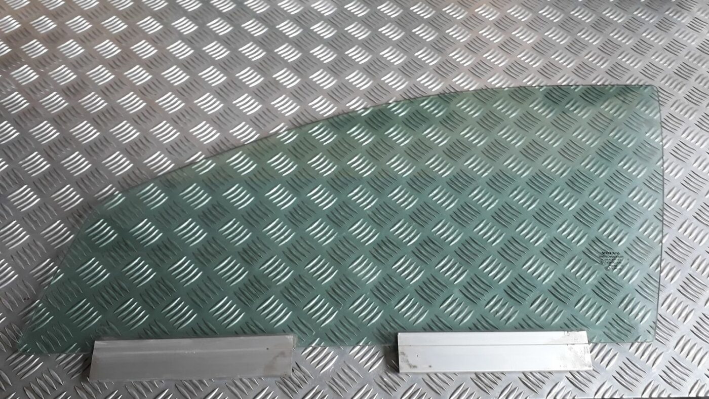 Priekšējo kreiso durvju stikls priekš VOLVO S60 2007