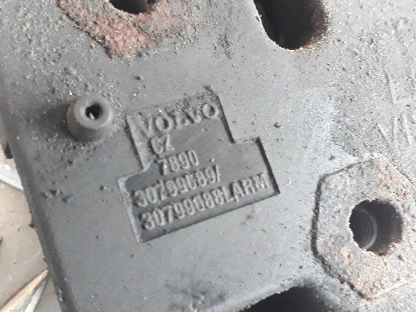 Pārsega slēdzene priekš VOLVO S60 2007