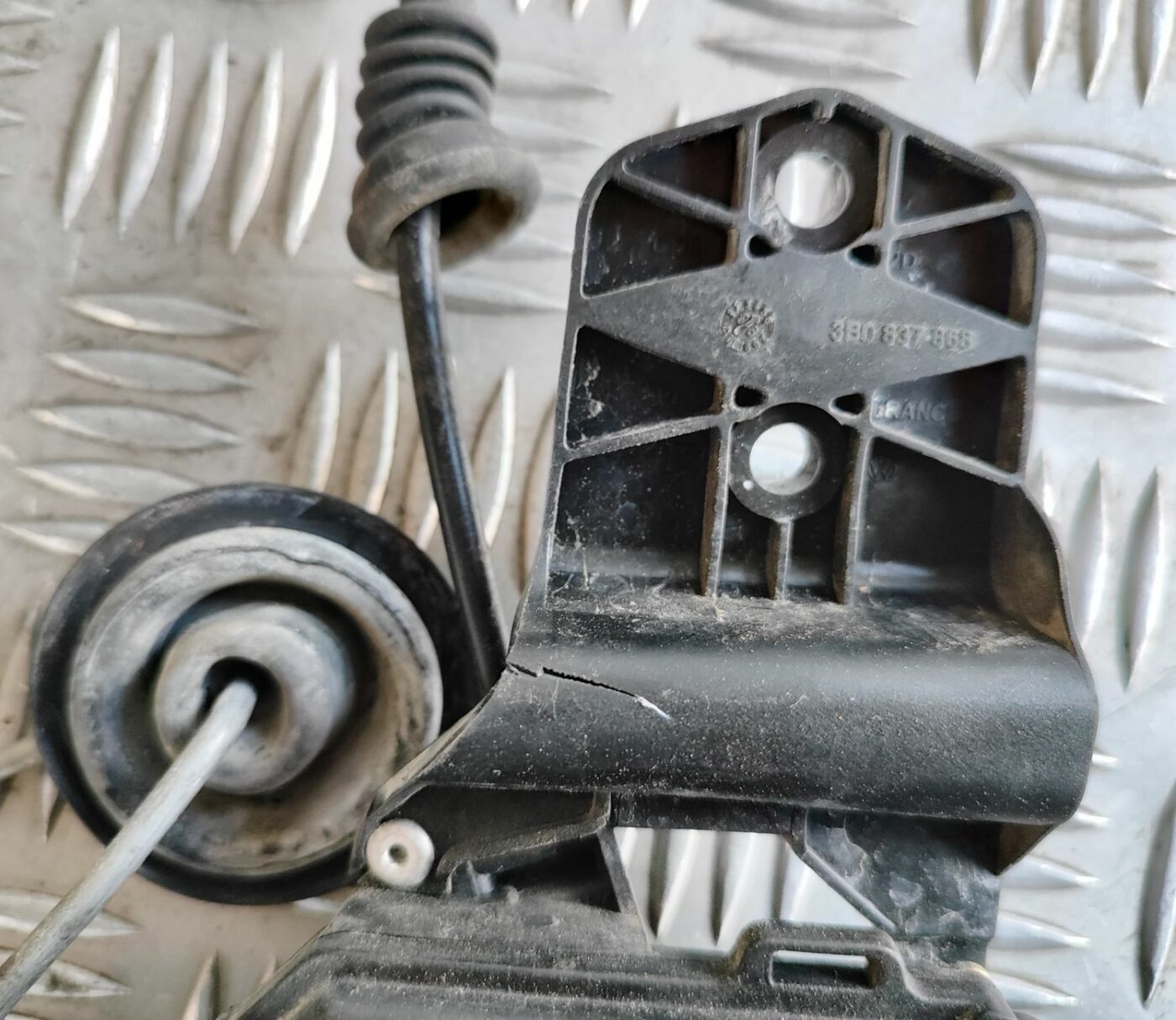 Aizmugurējo labo durvju slēdzene priekš VW GOLF IV 1999