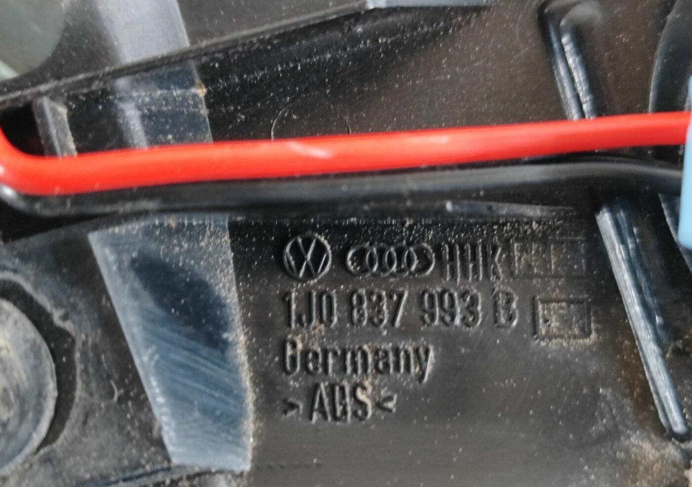 Durvju spoguļa apdares uzlika salonā (ar skaļruni) priekš VW GOLF IV 1999 3 Durvju spoguļa apdares uzlika salonā (ar skaļruni) priekš VW GOLF IV 1999