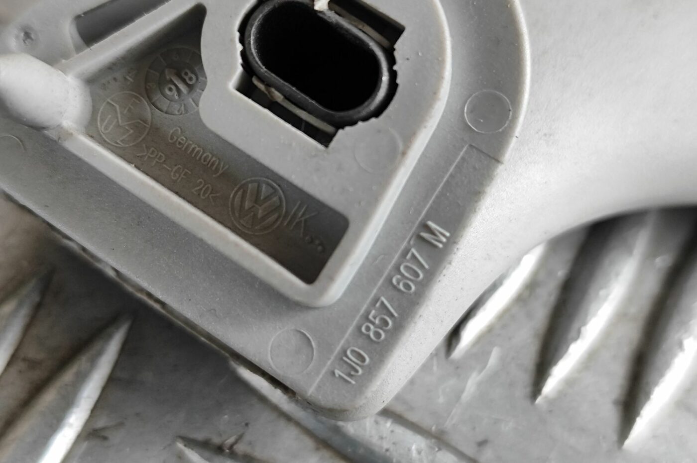 Salona rokturis griestos priekš VW GOLF IV 1999 3 Salona rokturis griestos priekš VW GOLF IV 1999