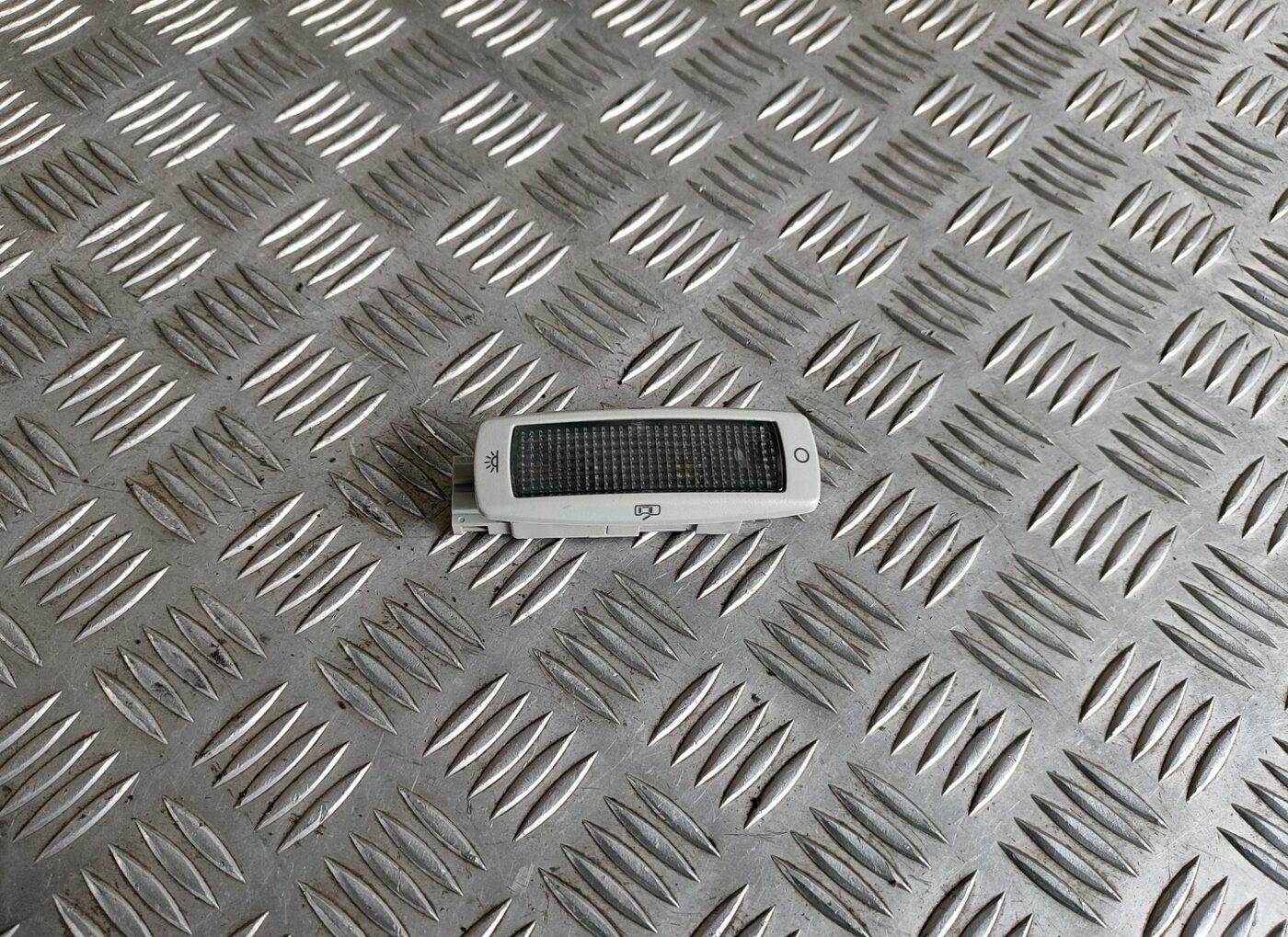 Aizmugurējo sēdvietu apgaismojums priekš VW GOLF IV 1999