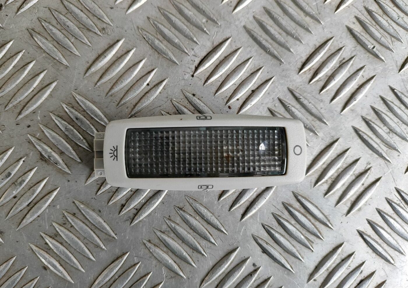 Aizmugurējo sēdvietu apgaismojums priekš VW GOLF IV 1999