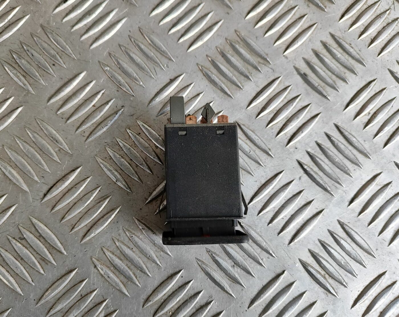 Trauksmes poga priekš VW GOLF IV 1999