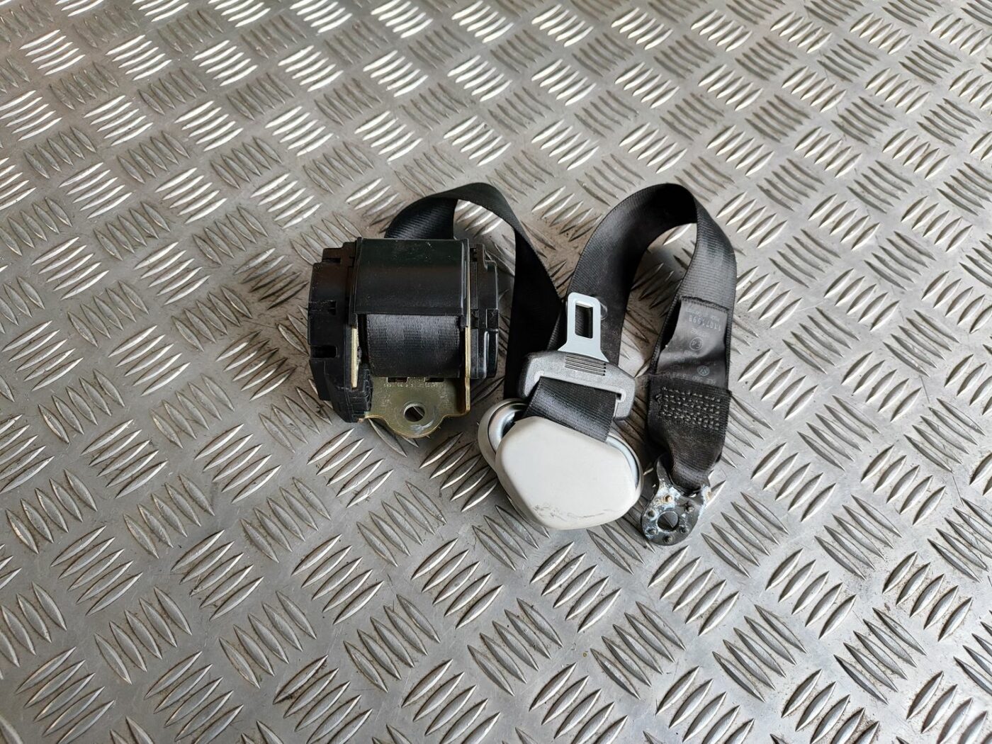 Aizmugurējā labā drošības josta priekš VW GOLF IV 1999