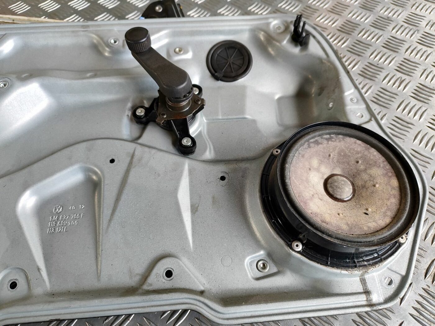 Stikla pacelšanas mehānisma panele priekš VW GOLF IV 1999 6 Stikla pacelšanas mehānisma panele priekš VW GOLF IV 1999