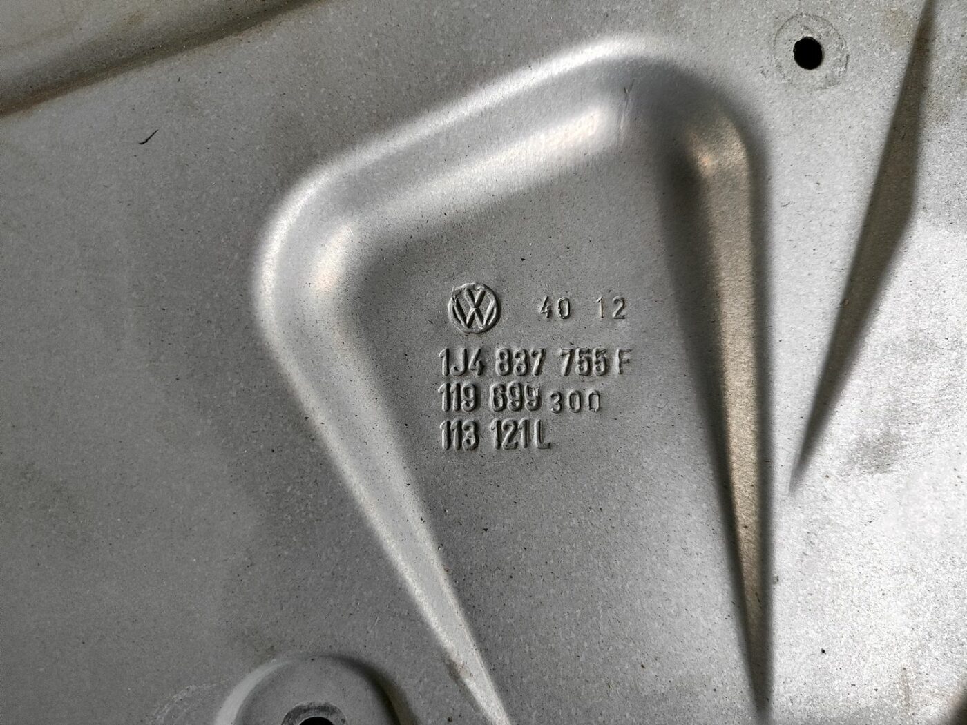 Stikla pacelšanas mehānisma panele priekš VW GOLF IV 1999 5 Stikla pacelšanas mehānisma panele priekš VW GOLF IV 1999