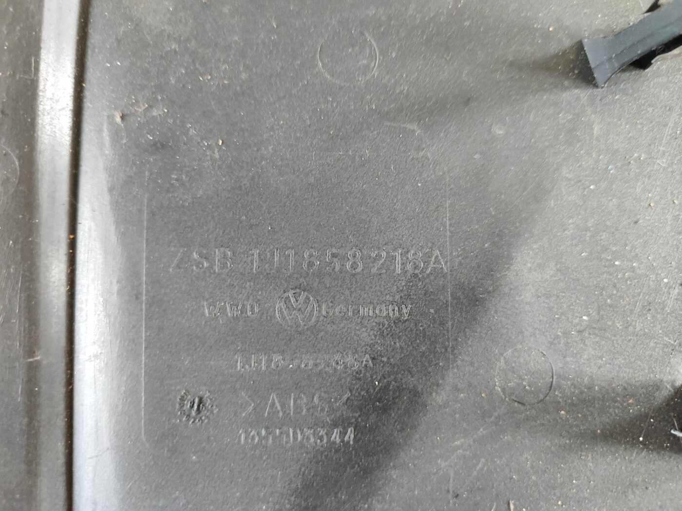 Mērinstrumentu paneļa sānu apdare priekš VW GOLF IV 1999