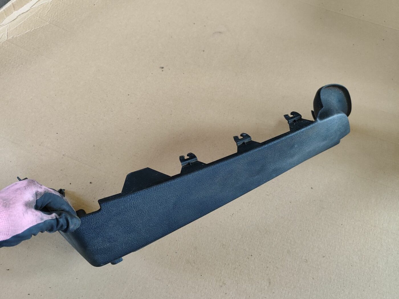 Bagāžnieka žalūziju sliedes priekš VW GOLF IV 1999 2 Bagāžnieka žalūziju sliedes priekš VW GOLF IV 1999