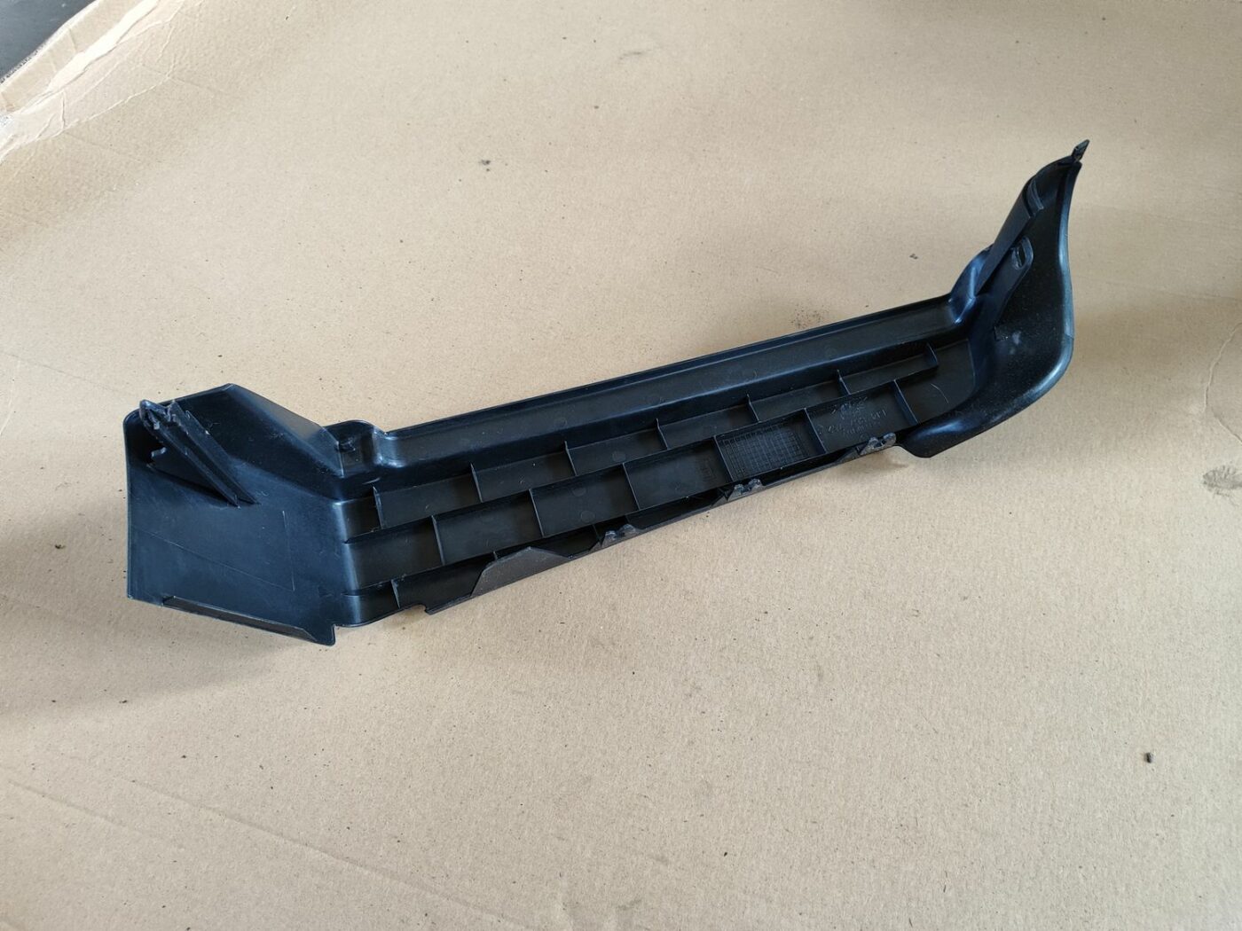 Bagāžnieka žalūziju sliedes priekš VW GOLF IV 1999 4 Bagāžnieka žalūziju sliedes priekš VW GOLF IV 1999