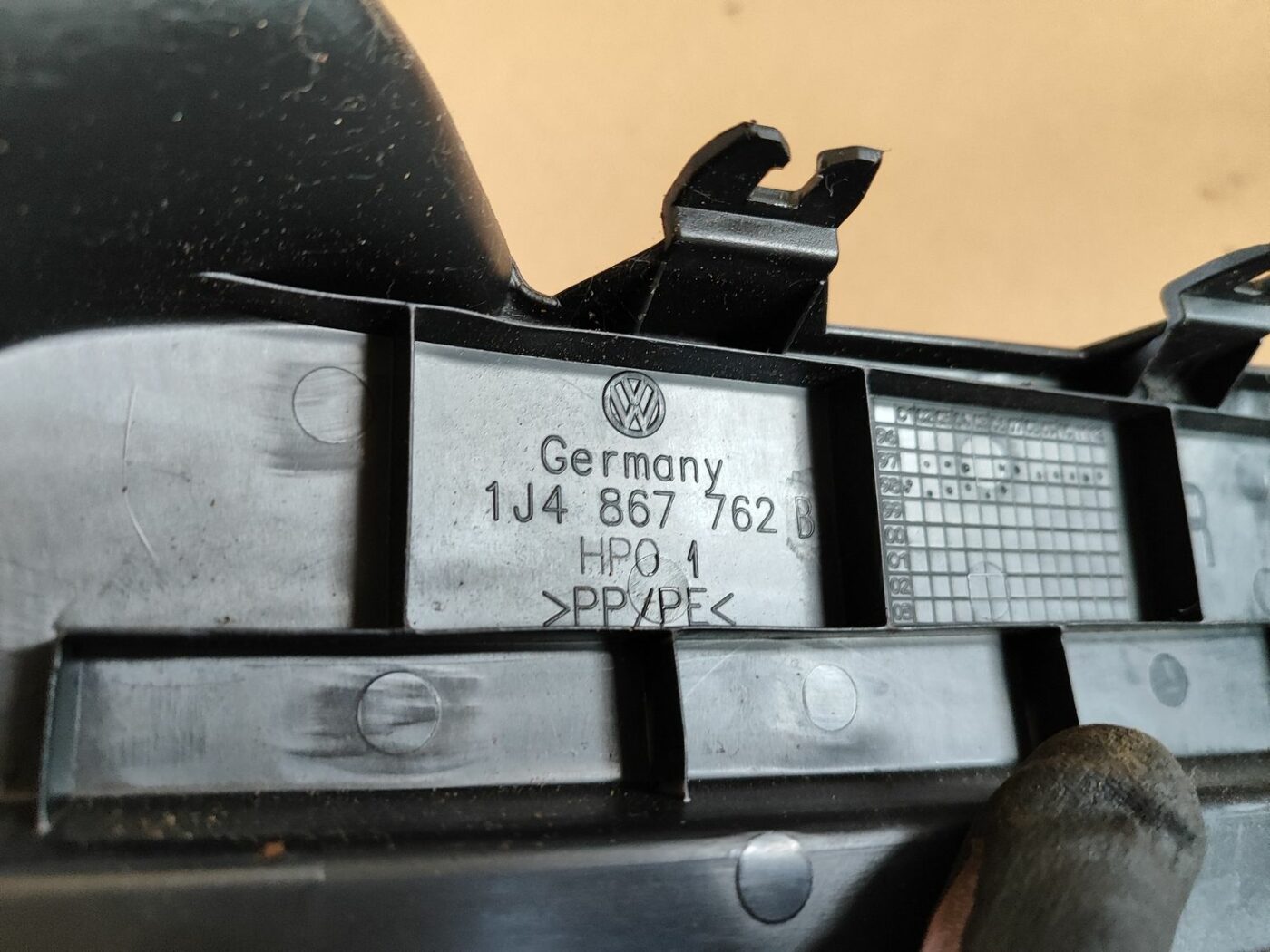 Bagāžnieka žalūziju sliedes priekš VW GOLF IV 1999 3 Bagāžnieka žalūziju sliedes priekš VW GOLF IV 1999