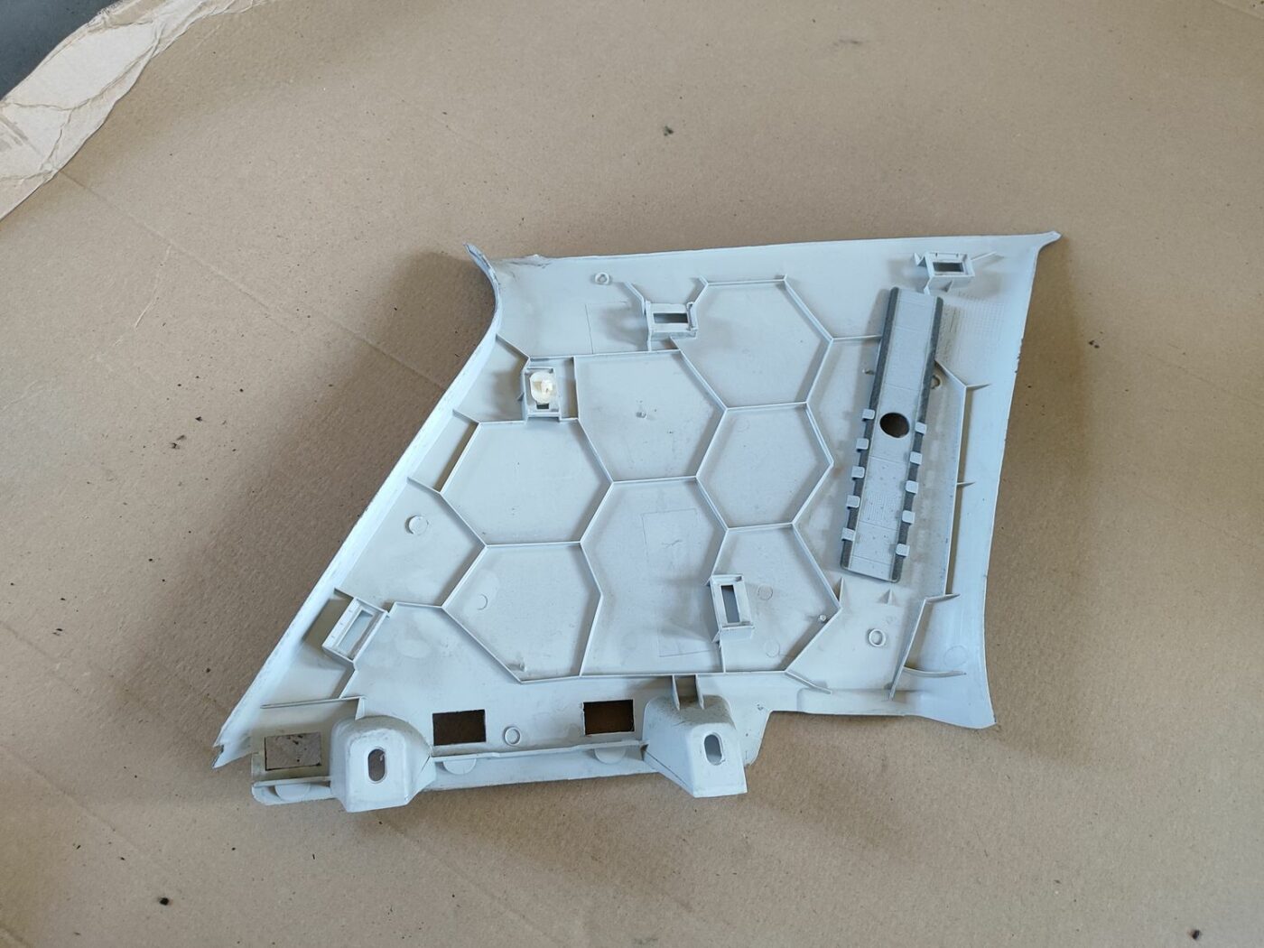 Bagažnieka nodalījuma statnes apdare priekš VW GOLF IV 1999