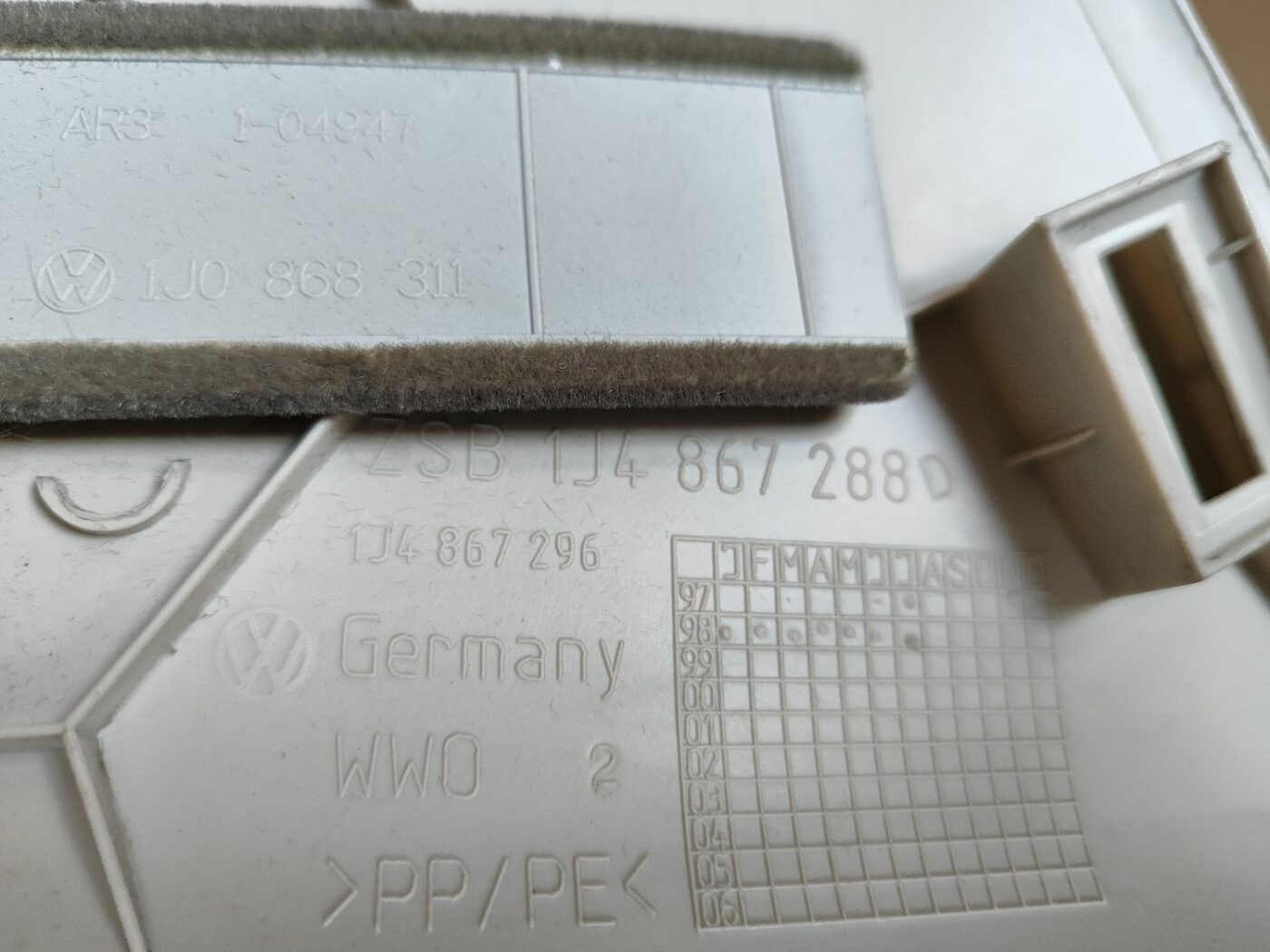 Bagažnieka nodalījuma statnes apdare priekš VW GOLF IV 1999