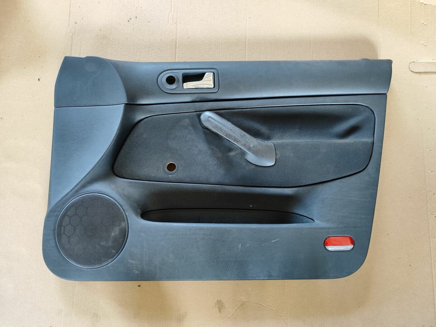 Priekšējo labo durvju apdare priekš VW GOLF IV 1999