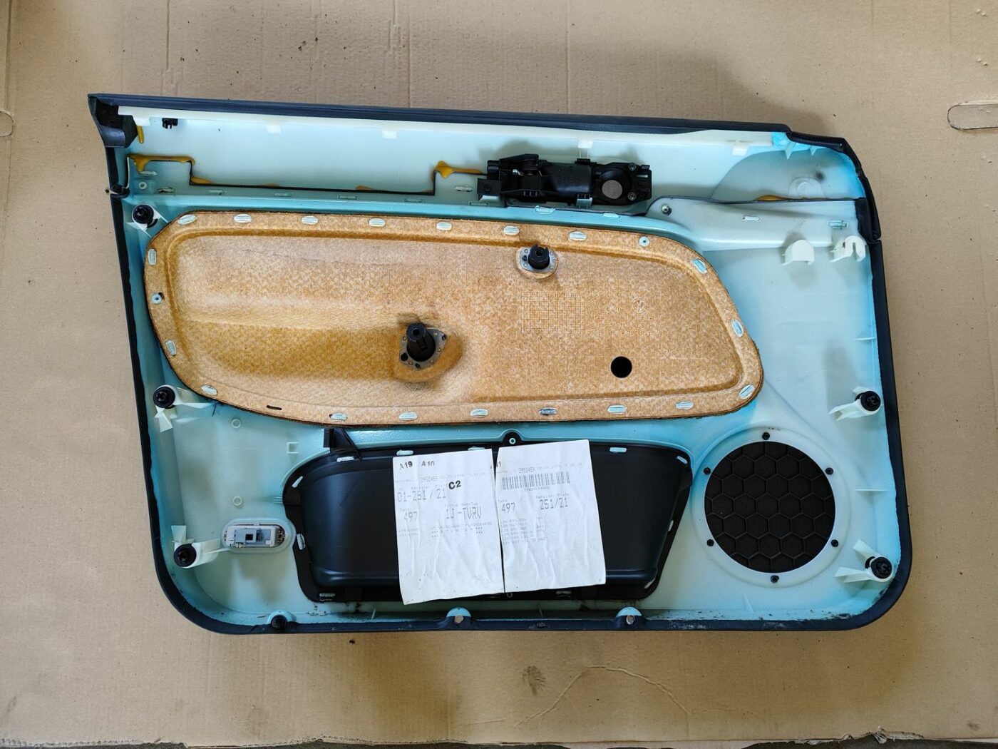 Priekšējo labo durvju apdare priekš VW GOLF IV 1999