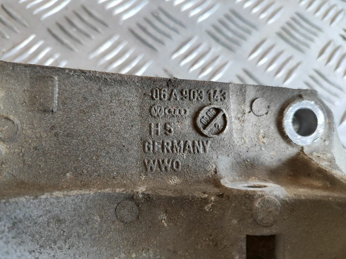 Ģeneratora kronšteins priekš VW GOLF IV 1999 3 Ģeneratora kronšteins priekš VW GOLF IV 1999