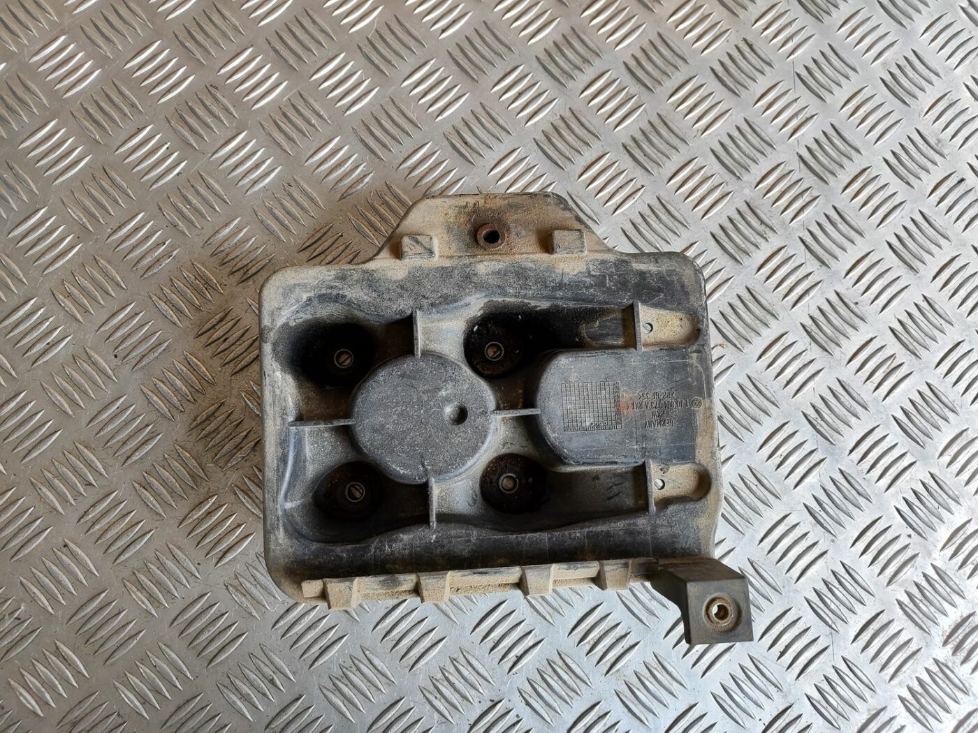 Akumulatora pamatnes kronšteins priekš VW GOLF IV 1999