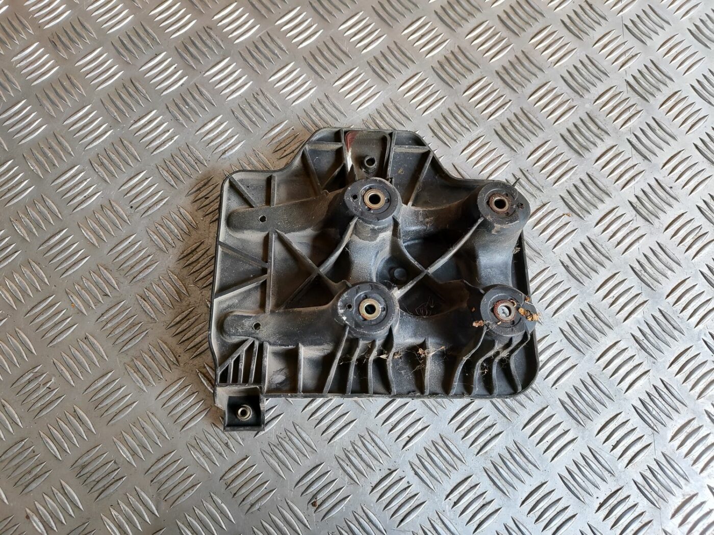 Akumulatora pamatnes kronšteins priekš VW GOLF IV 1999