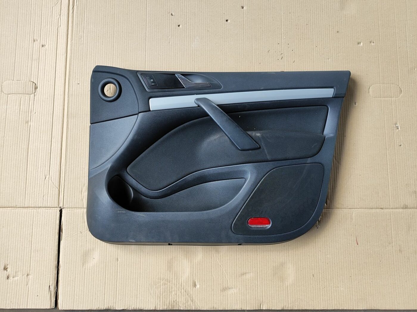 Priekšējo labo durvju apdare priekš SKODA OCTAVIA 2008