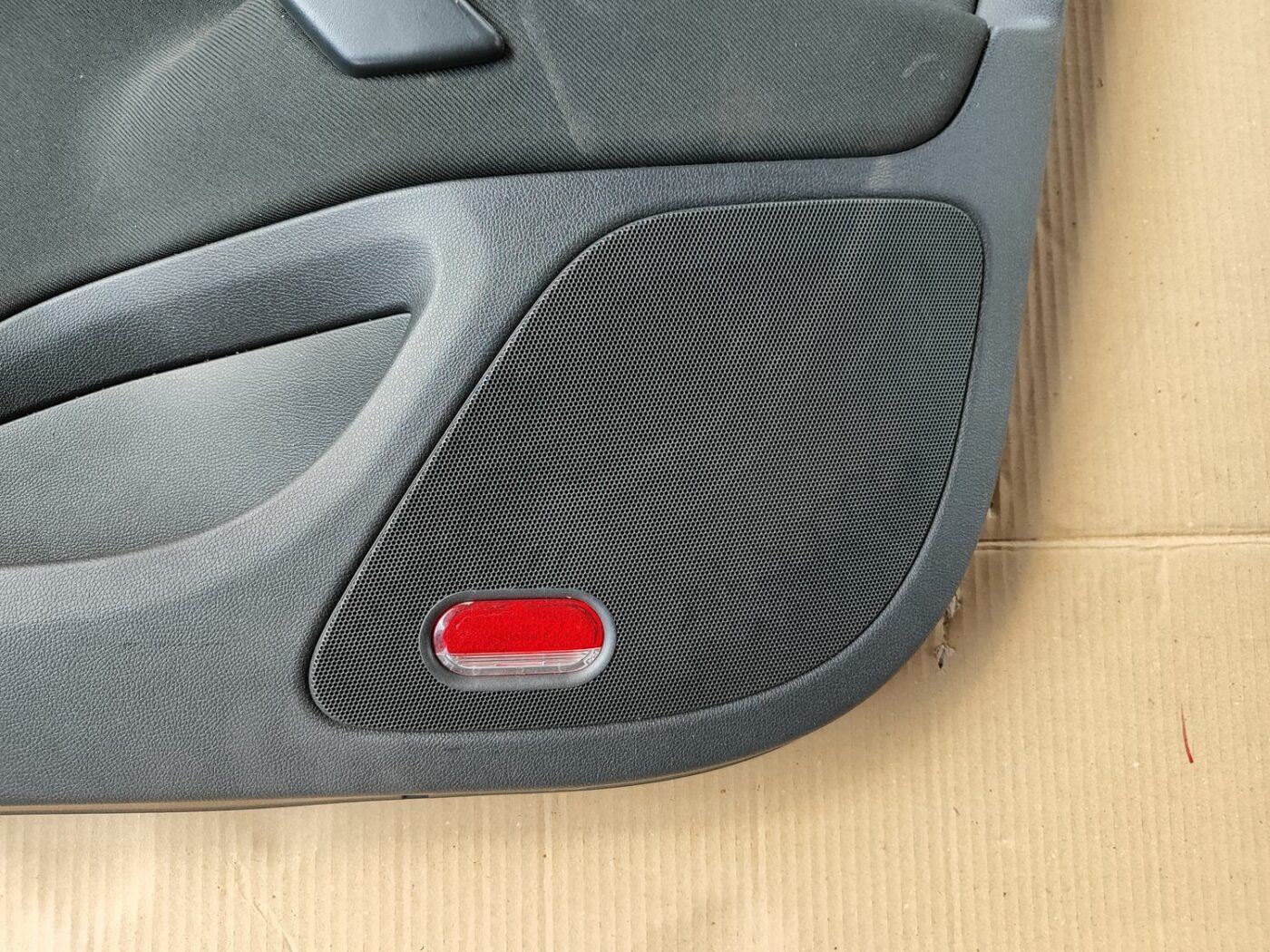 Priekšējo labo durvju apdare priekš SKODA OCTAVIA 2008