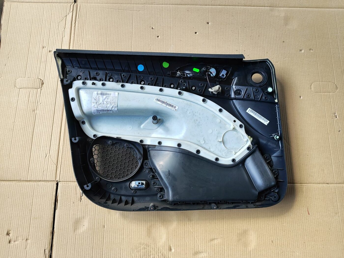 Priekšējo labo durvju apdare priekš SKODA OCTAVIA 2008