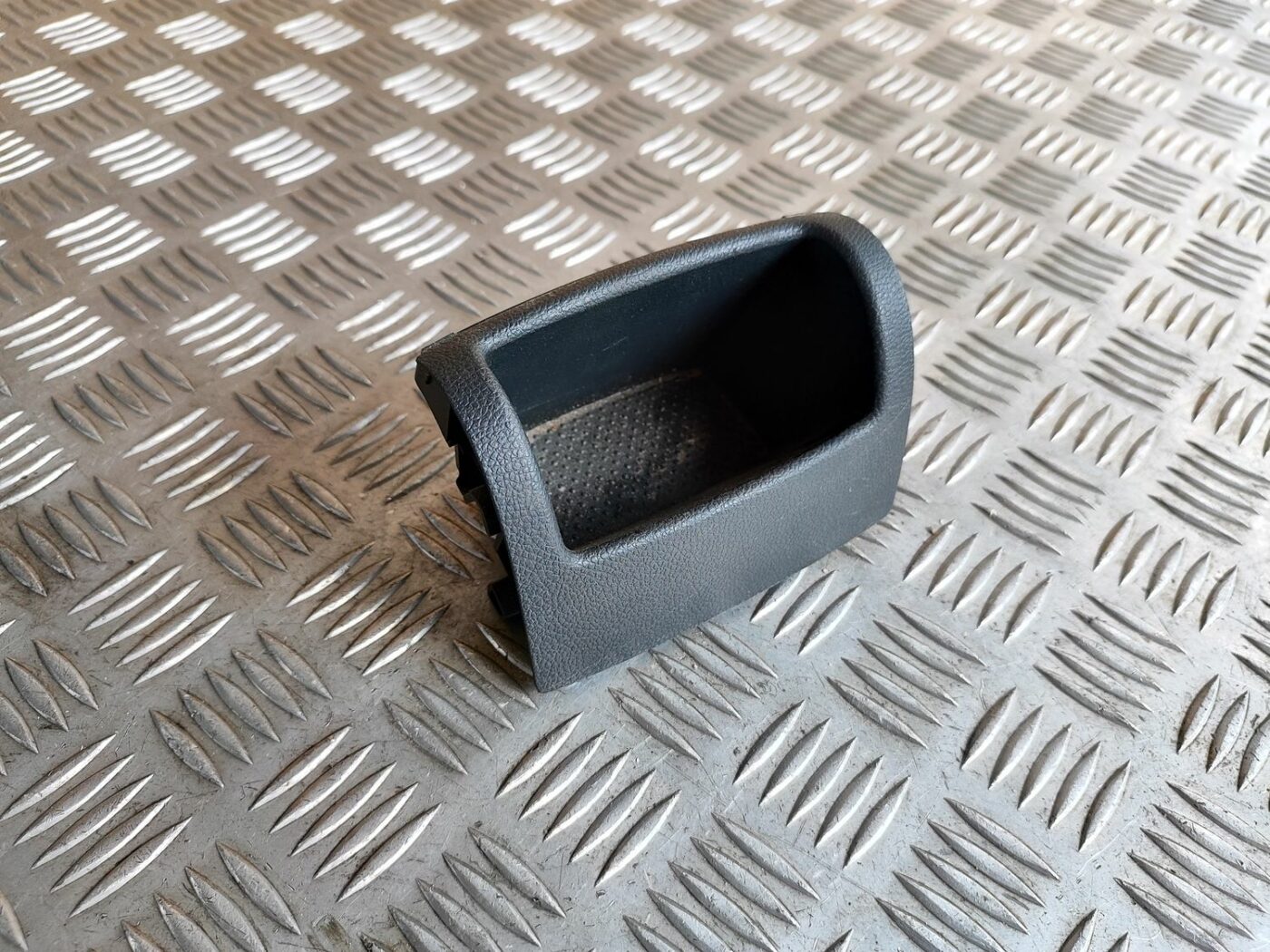 Centrālās konsoles nodalījums priekš SKODA OCTAVIA 2008