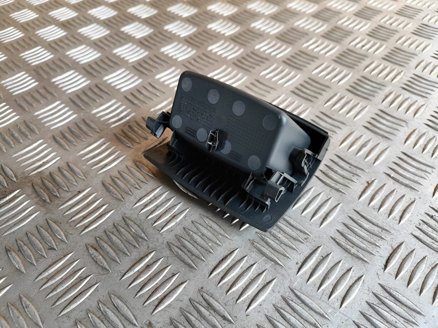 Centrālās konsoles nodalījums priekš SKODA OCTAVIA 2008