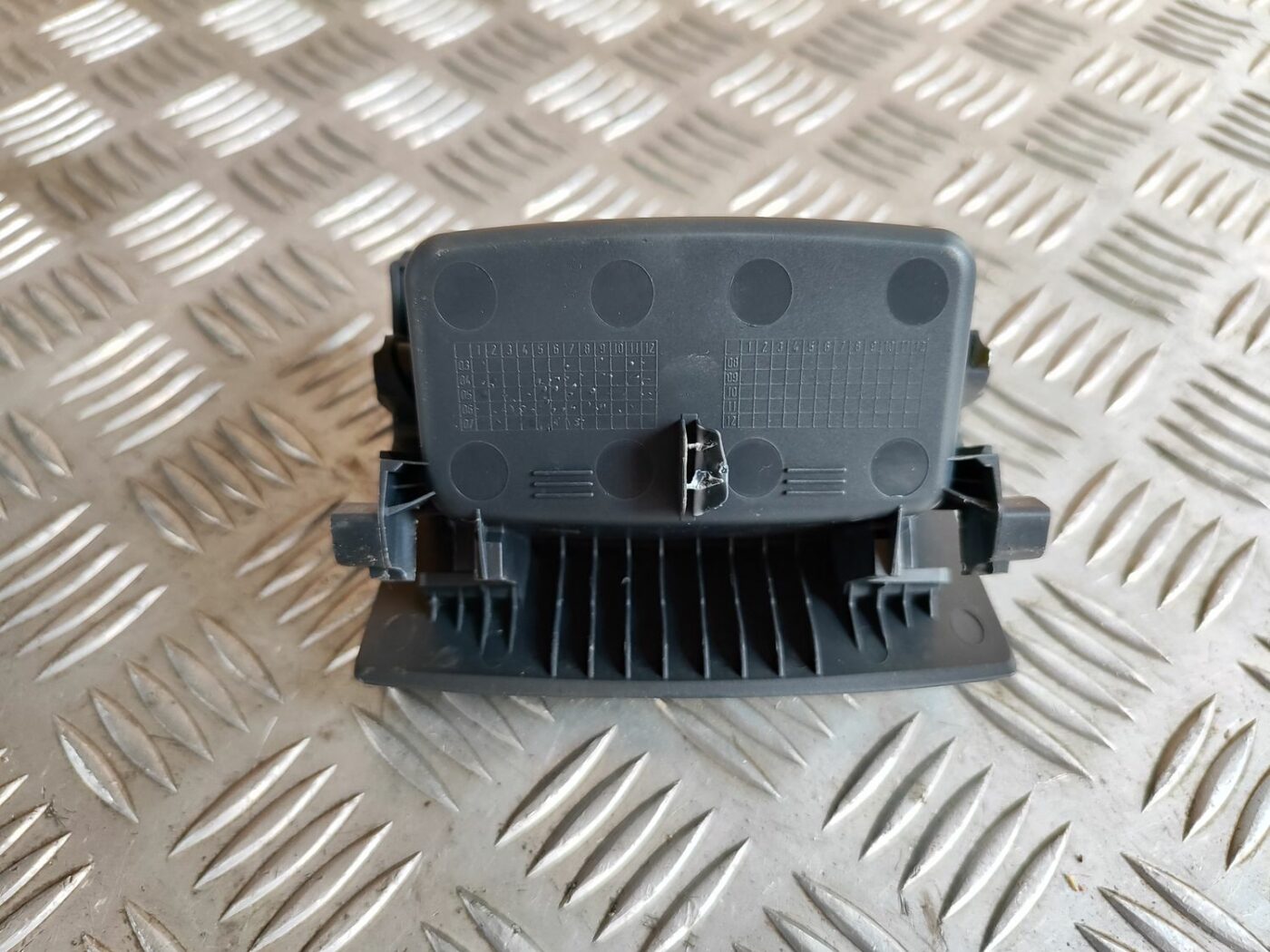 Centrālās konsoles nodalījums priekš SKODA OCTAVIA 2008