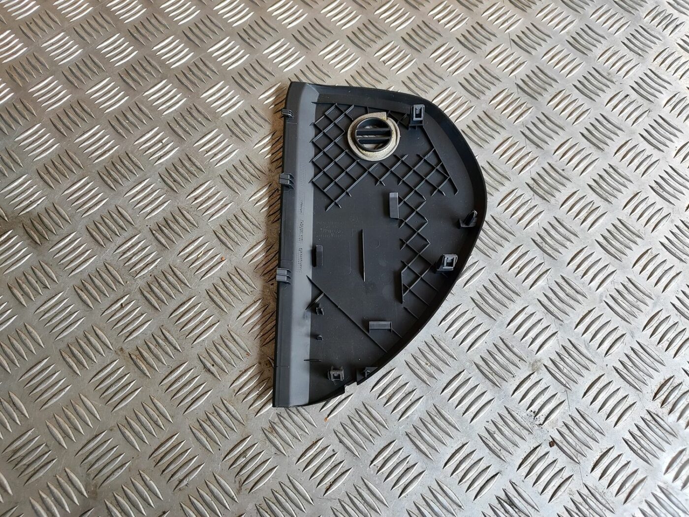 Mērinstrumentu paneļa sānu apdare priekš SKODA OCTAVIA 2008 2 Mērinstrumentu paneļa sānu apdare priekš SKODA OCTAVIA 2008