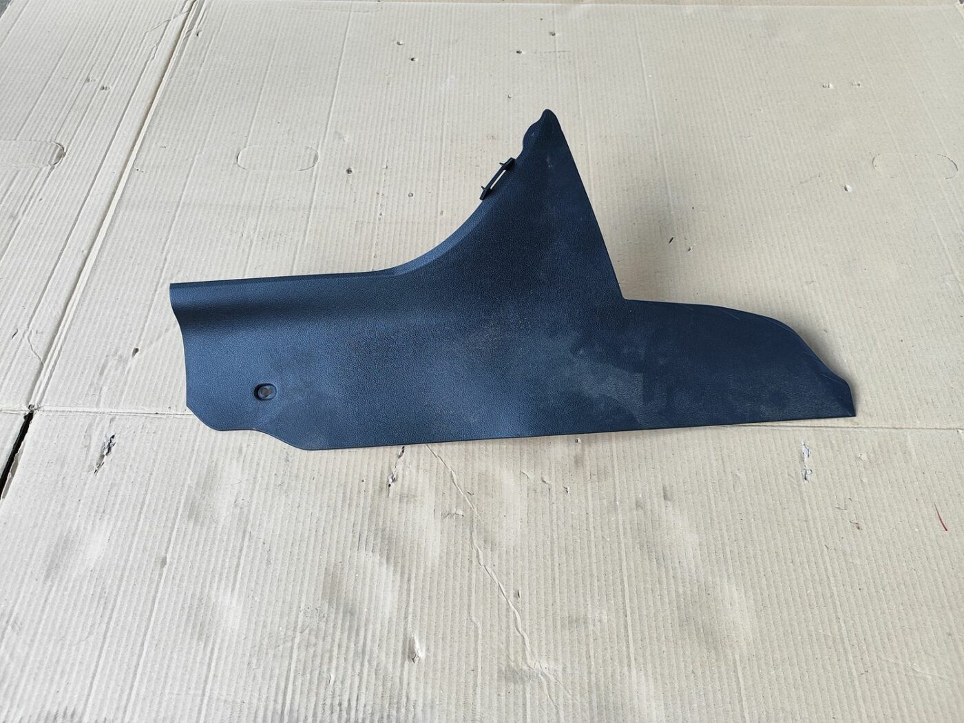 Centrālās konsoles (apdares) sānu panelis priekš SKODA OCTAVIA 2008