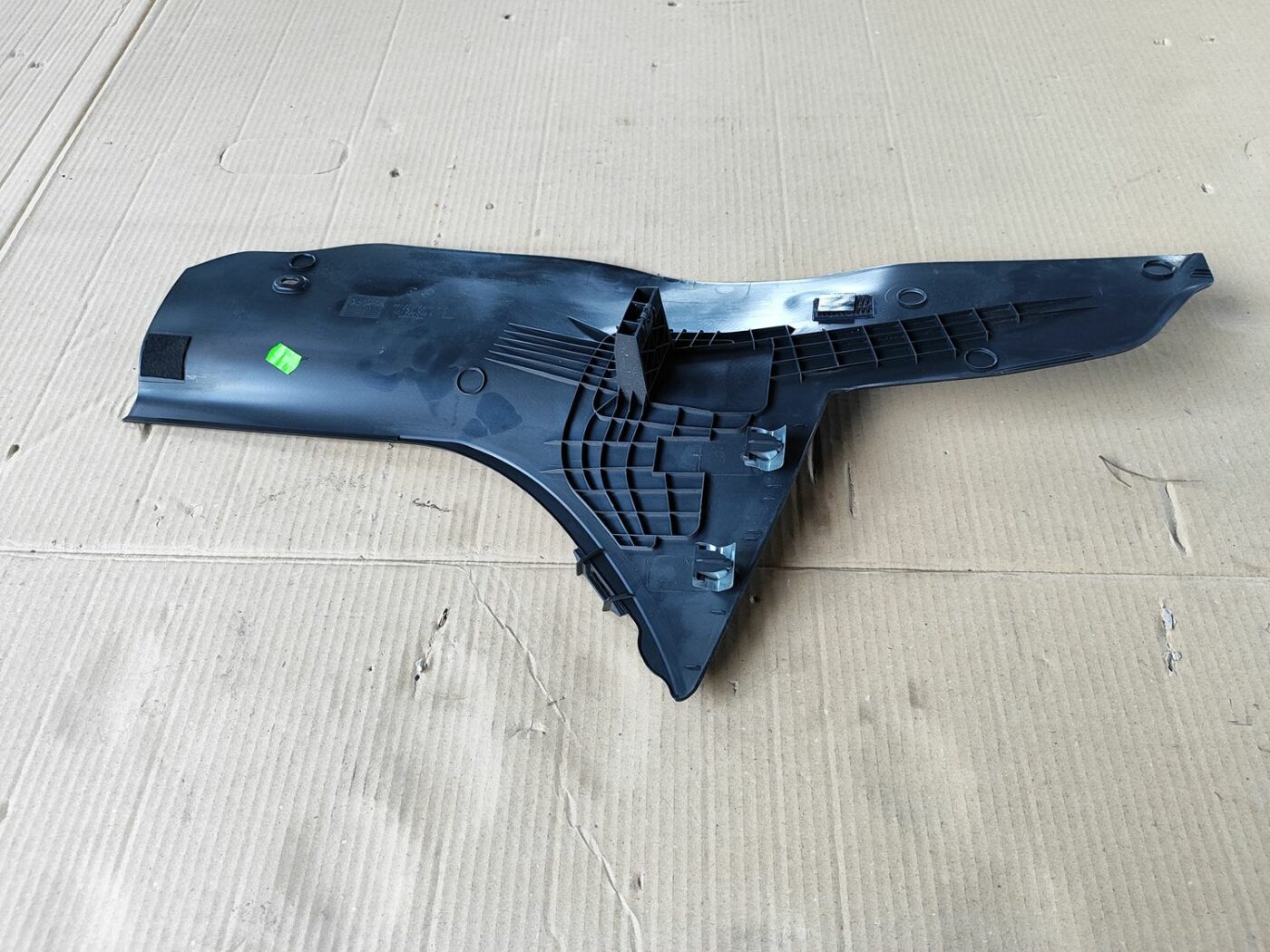 Centrālās konsoles (apdares) sānu panelis priekš SKODA OCTAVIA 2008