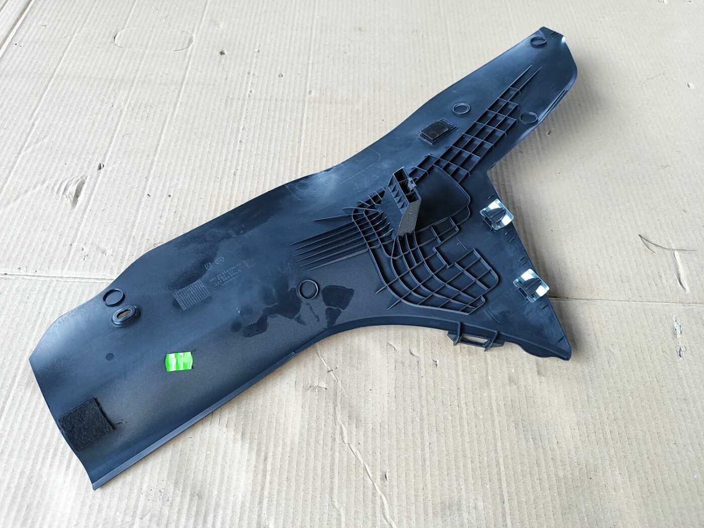 Centrālās konsoles (apdares) sānu panelis priekš SKODA OCTAVIA 2008