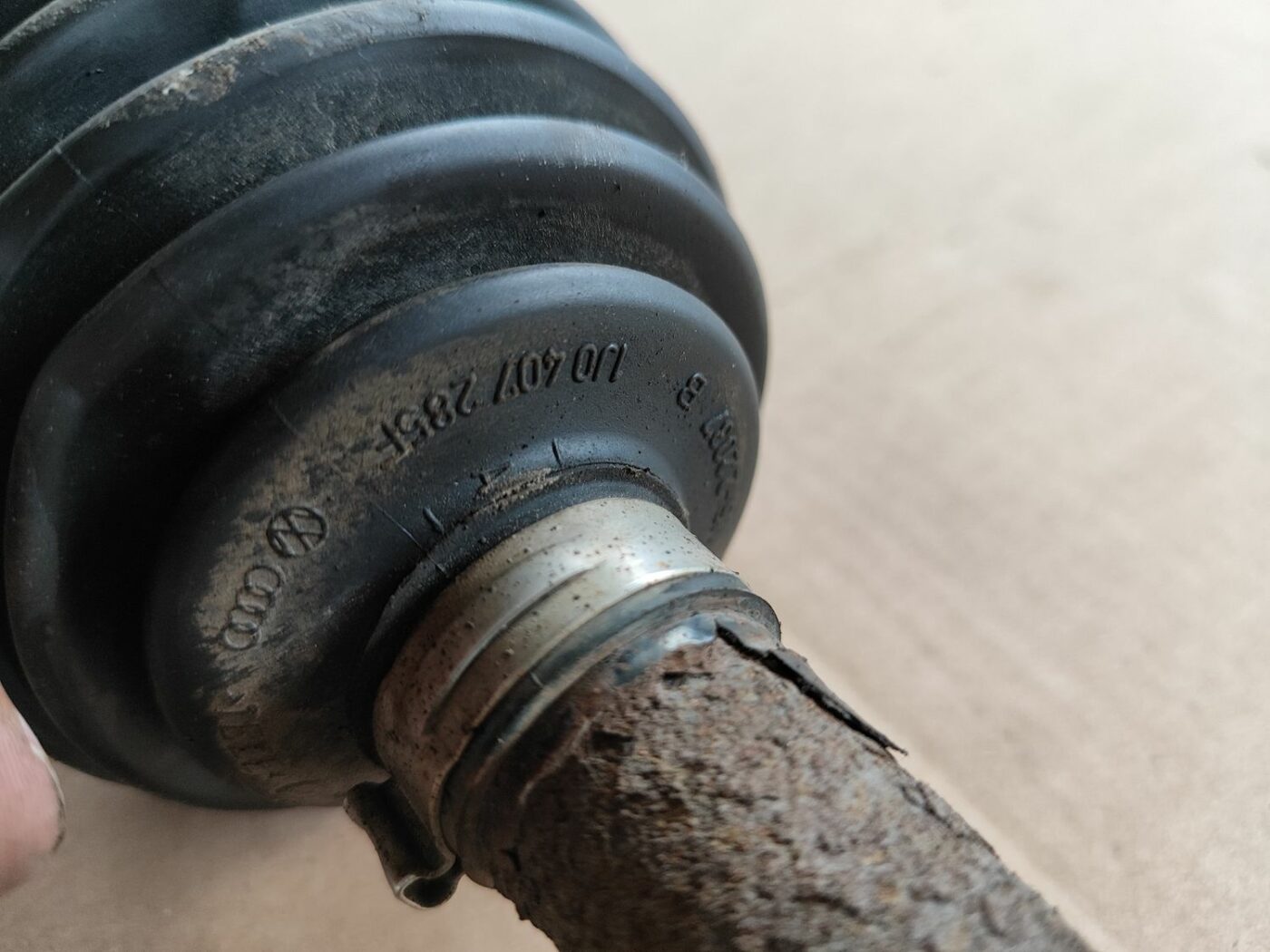 Pusass priekšējā kreisā priekš SKODA OCTAVIA 2008