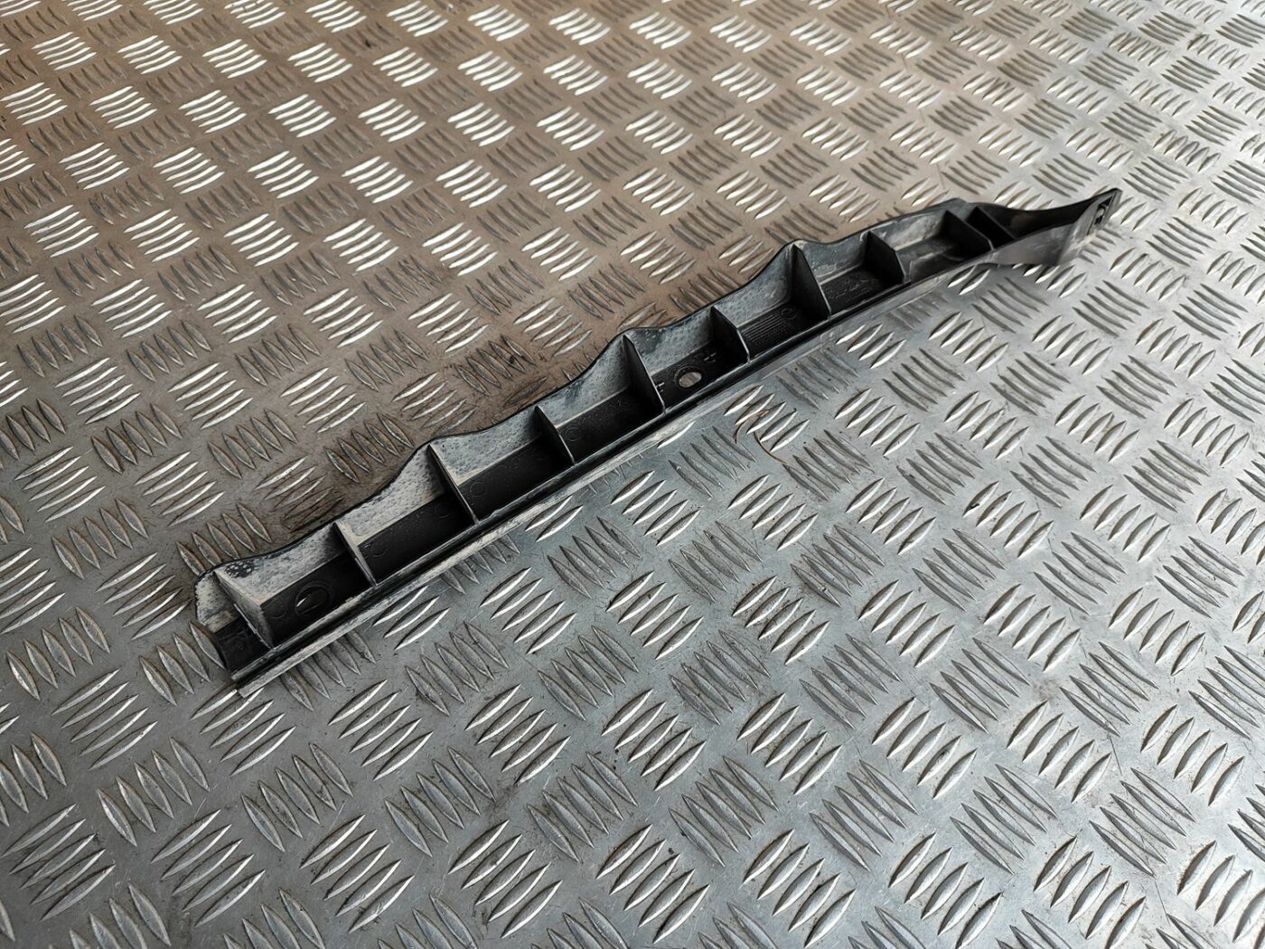 Aizmugurējā spārna un bufera stiprinājums priekš SKODA OCTAVIA 2008 1 Aizmugurējā spārna un bufera stiprinājums priekš SKODA OCTAVIA 2008