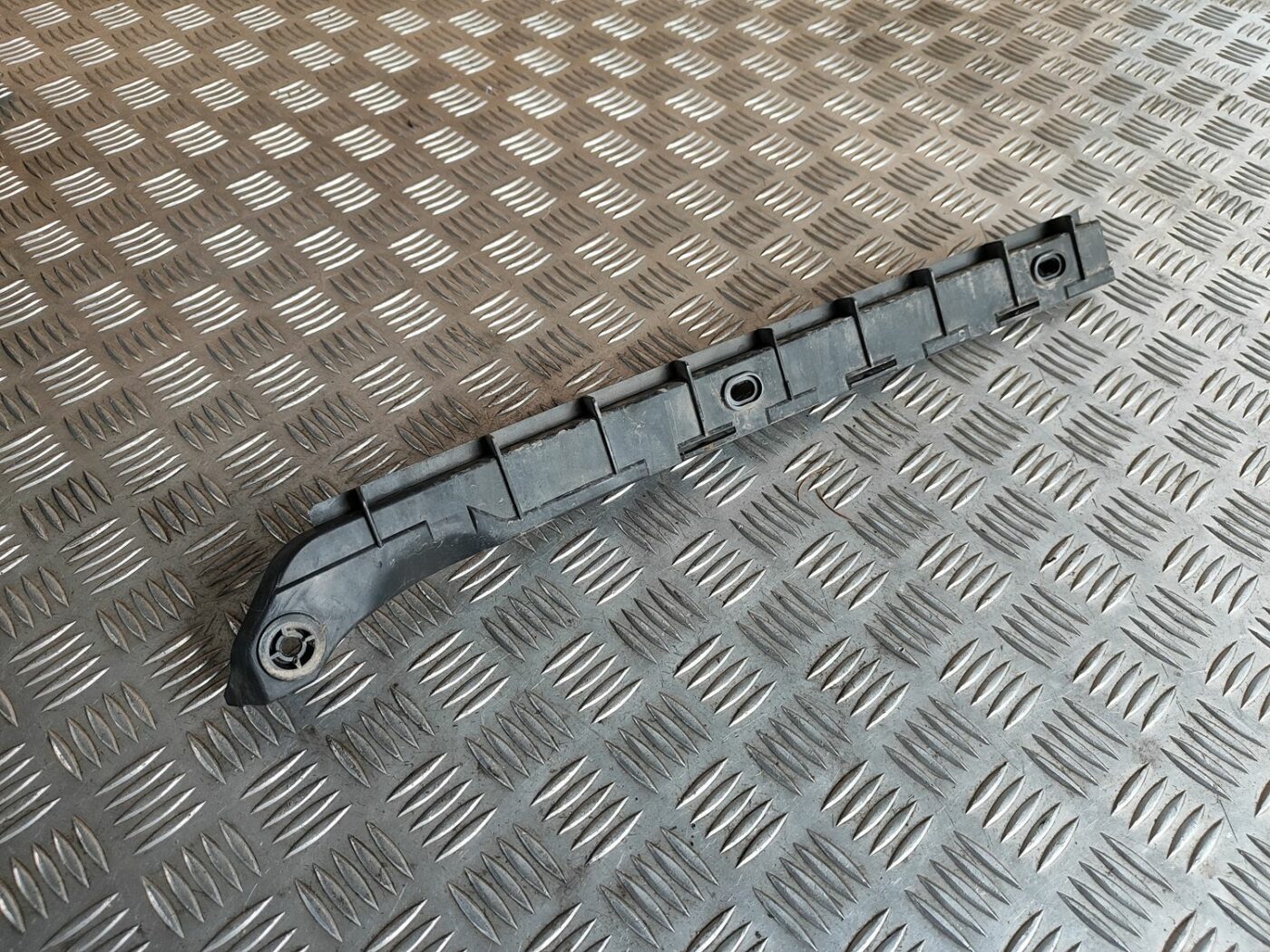 Aizmugurējā spārna un bufera stiprinājums priekš SKODA OCTAVIA 2008 2 Aizmugurējā spārna un bufera stiprinājums priekš SKODA OCTAVIA 2008