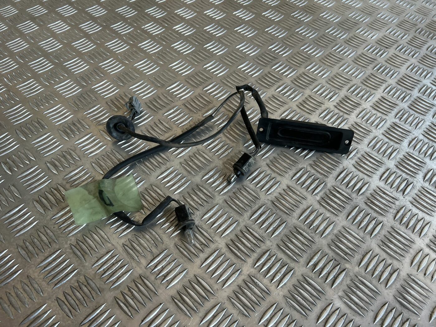 Bagažnieka vāka rokturis priekš VOLVO S60 2007