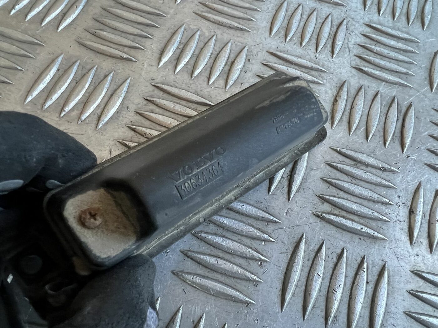 Bagažnieka vāka rokturis priekš VOLVO S60 2007