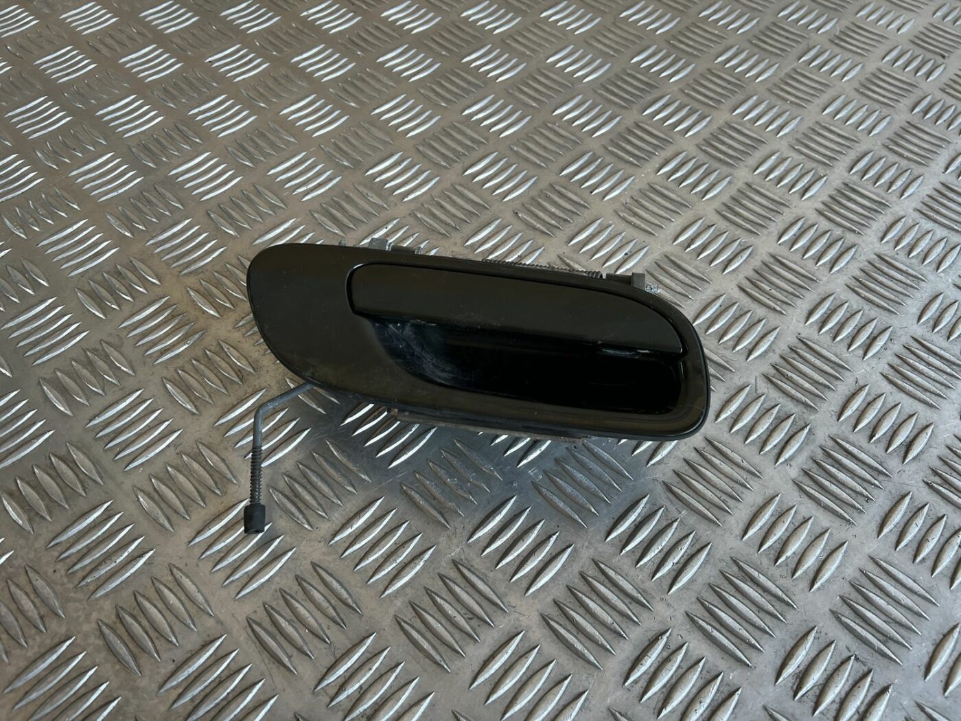 Priekšējāis labais durvju rokturis priekš VOLVO S60 2007 1 Priekšējāis labais durvju rokturis priekš VOLVO S60 2007