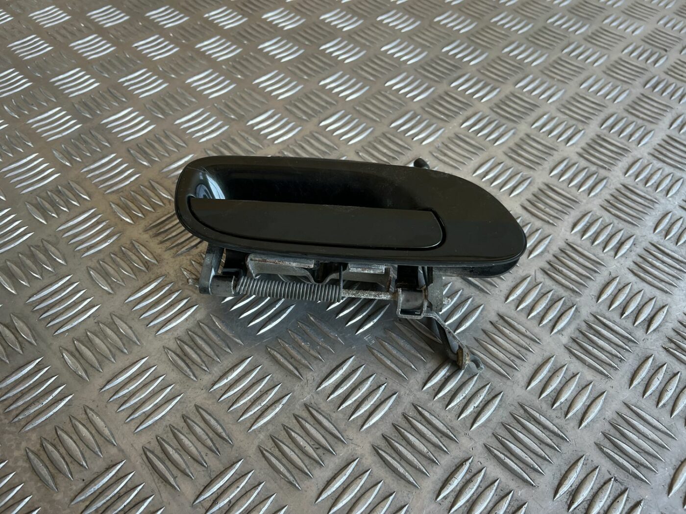 Priekšējāis labais durvju rokturis priekš VOLVO S60 2007 2 Priekšējāis labais durvju rokturis priekš VOLVO S60 2007