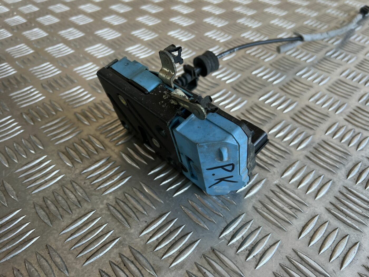 Priekšējo kreiso durvju slēdzene priekš VOLVO S60 2007 2 Priekšējo kreiso durvju slēdzene priekš VOLVO S60 2007