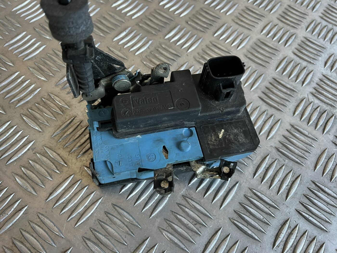 Priekšējo kreiso durvju slēdzene priekš VOLVO S60 2007 3 Priekšējo kreiso durvju slēdzene priekš VOLVO S60 2007