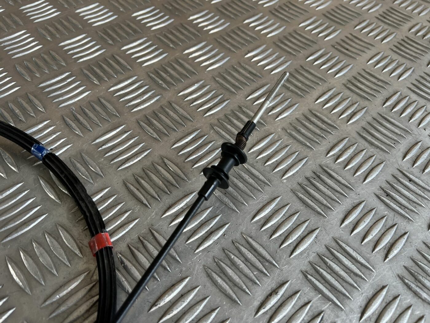 Pārnesumu pārslēgšanas mehānisma troses priekš VOLVO S60 2007 2 Pārnesumu pārslēgšanas mehānisma troses priekš VOLVO S60 2007