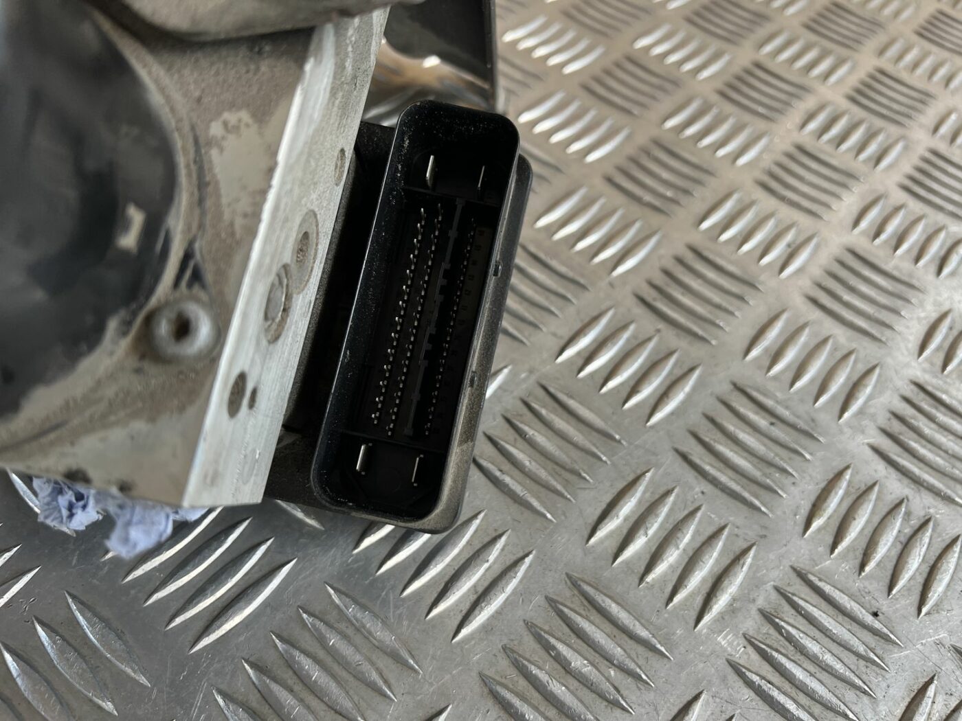 ABS bloks priekš VOLVO S60 2007 3 ABS bloks priekš VOLVO S60 2007