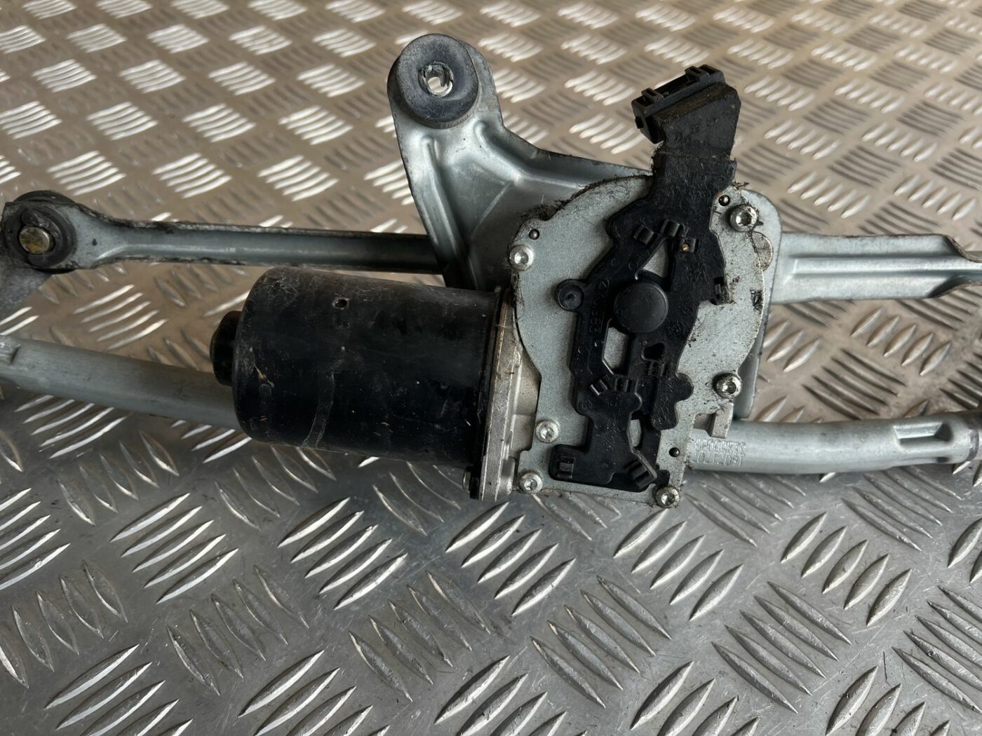 Vējstikla tīrīšanas mehānisms priekš VOLVO S60 2007 2 Vējstikla tīrīšanas mehānisms priekš VOLVO S60 2007