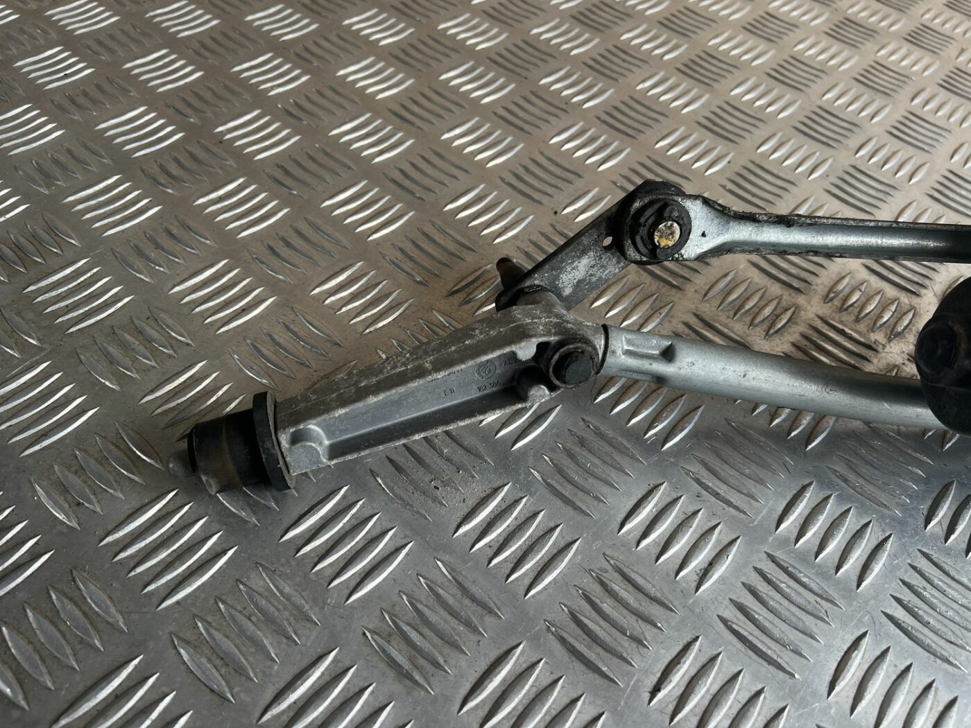 Vējstikla tīrīšanas mehānisms priekš VOLVO S60 2007 6 Vējstikla tīrīšanas mehānisms priekš VOLVO S60 2007